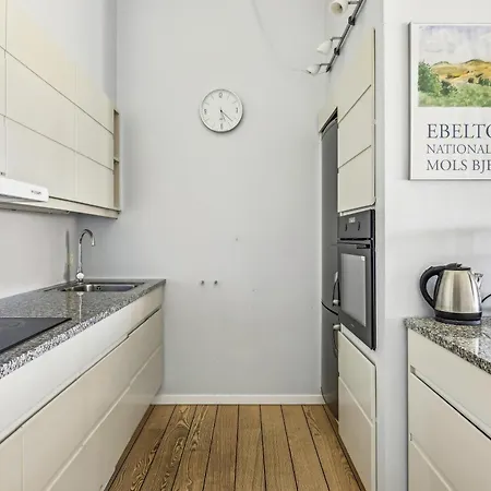 Flot I 1 Raekke Med Udsigt Over Vig *